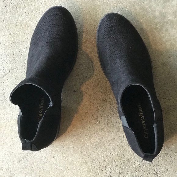 2 left! City Class Black Slip On Chelsea Bootie - Picture 3 of 5